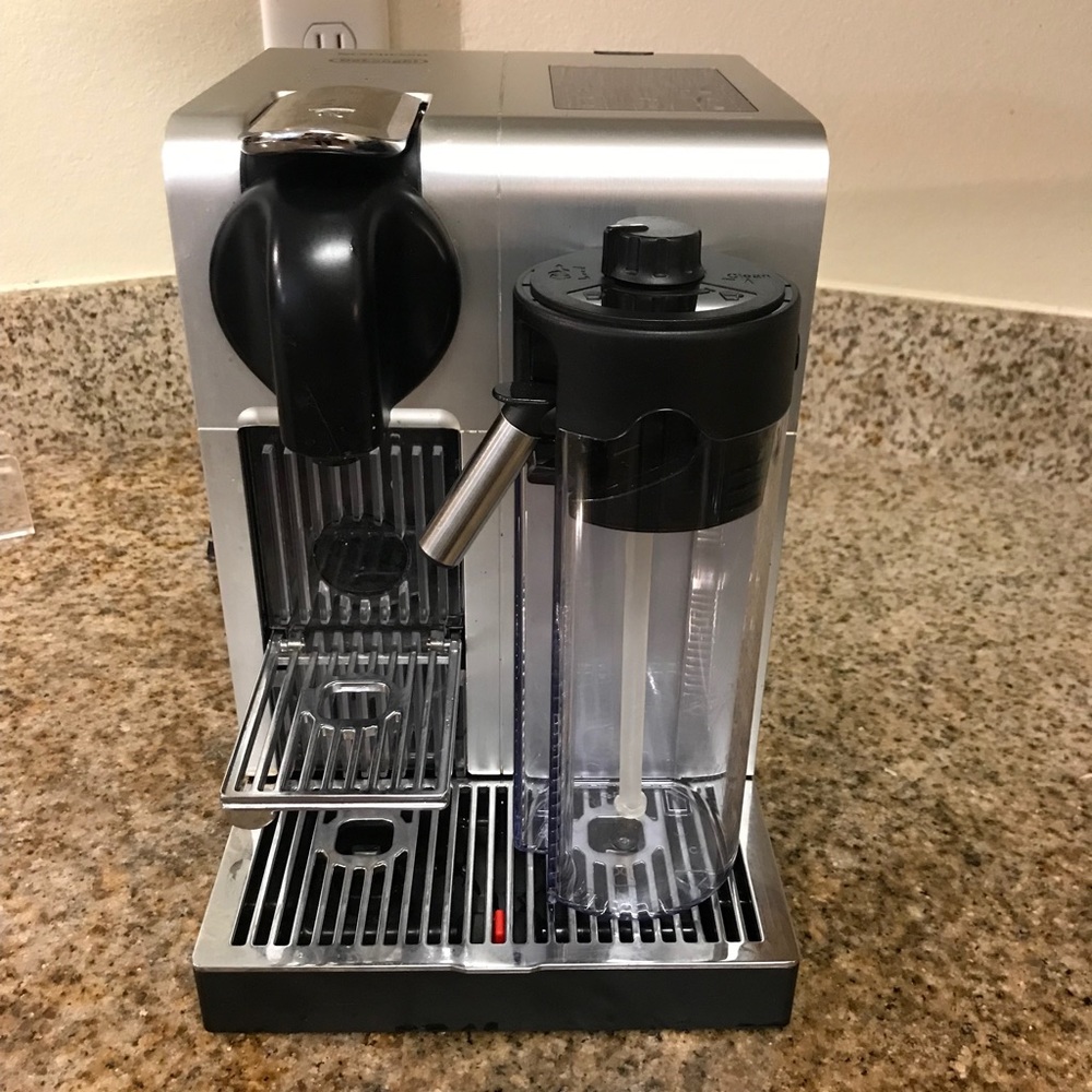 Nespresso De'Longhi Lattissima Pro Espresso Maker